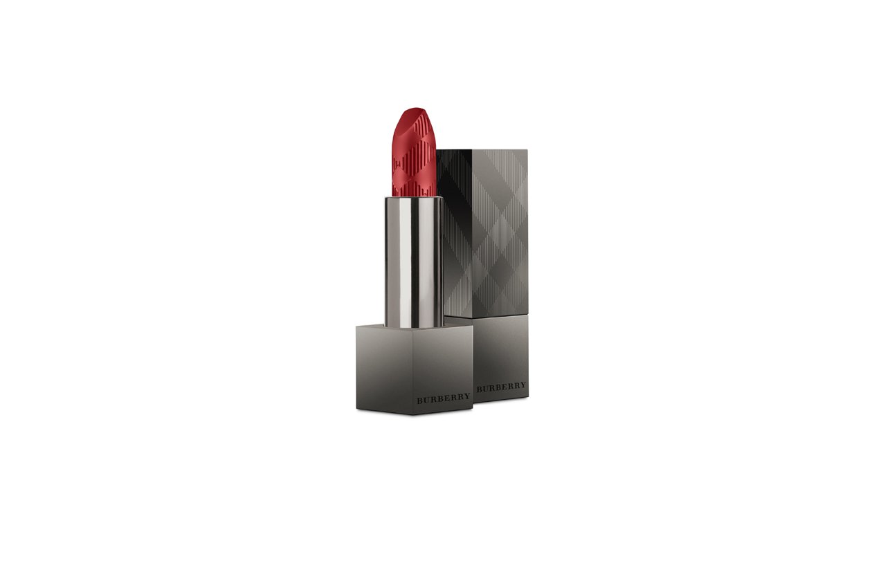 Dedicato alle ladies che amano i finish mat il Lip Velvet Military Red No.310 di Burberry