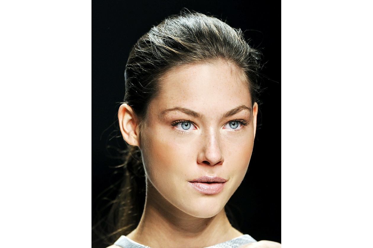 Fabian Zitta colora le gote delle modelle con un blush sui toni dell’arancio