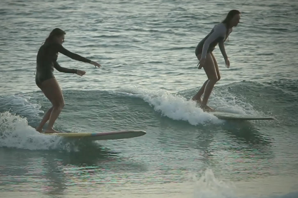 Girls on summer: le surfer di “Onda Nostra”