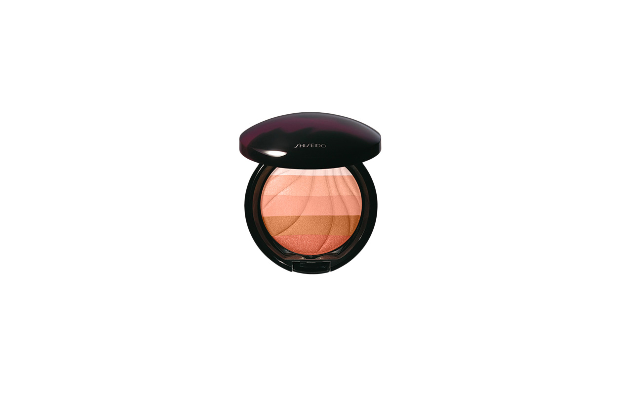 Il Multi Shade Enhancer di Shiseido è una cipria compatta luminescente multicolor dalla texture setosa e long lasting