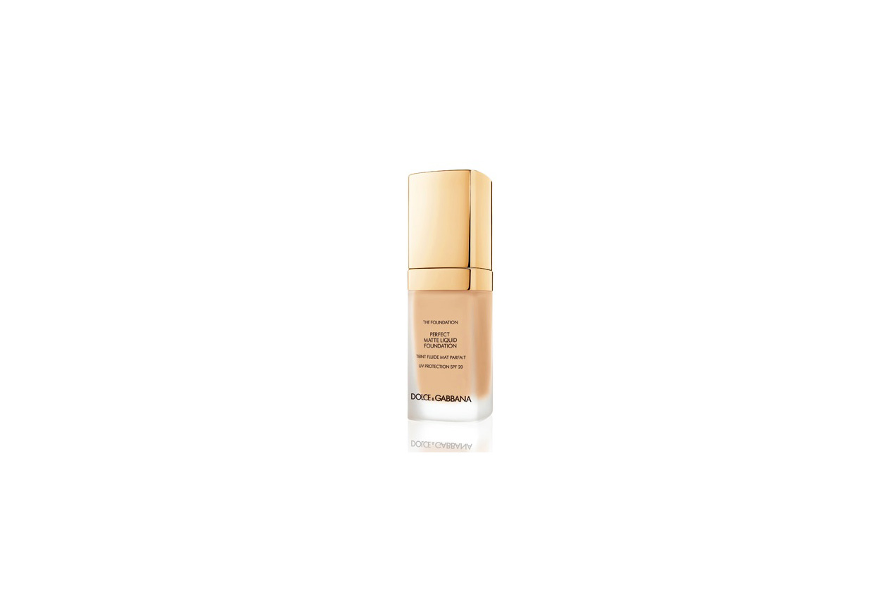 Il Perfect Matte Liquid Foundation di Dolce & Gabbana crea un effetto mat grazie alla nuova tecnologia Matte Adapt Complex che permette alla pelle di autocorreggersi