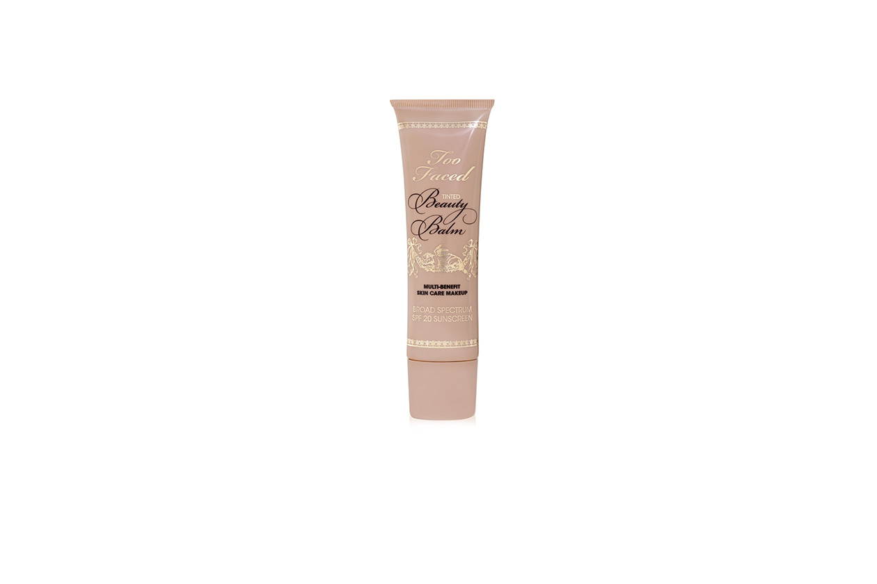 Il Tinted Beauty Balm Multi-Benefit Skin Care Makeup di Too Faced è una balsamo che nutre e, allo stesso tempo, protegge la pelle