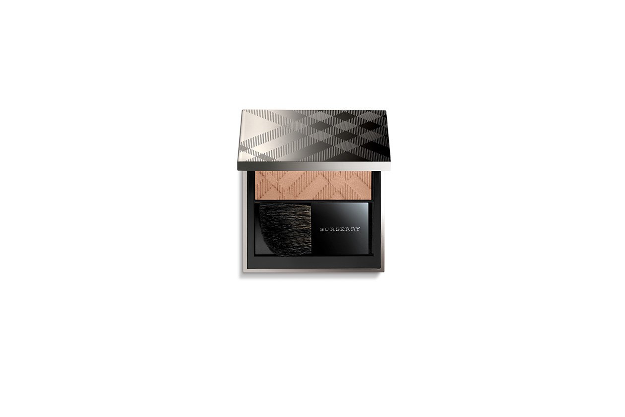 Il fard Light Glow Earthy Blush No. 07 di Burberry Beauty contiene estratto di rosa che idrata la pelle