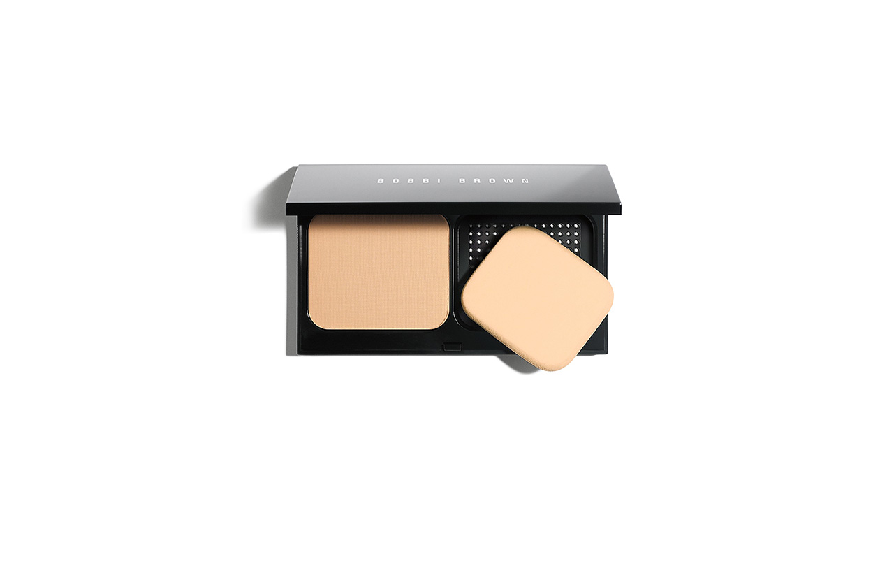 L’Illuminating Finish Powder Compact Foundation di Bobbi Brown può essere applicato wet or dry in base all’effetto desiderato