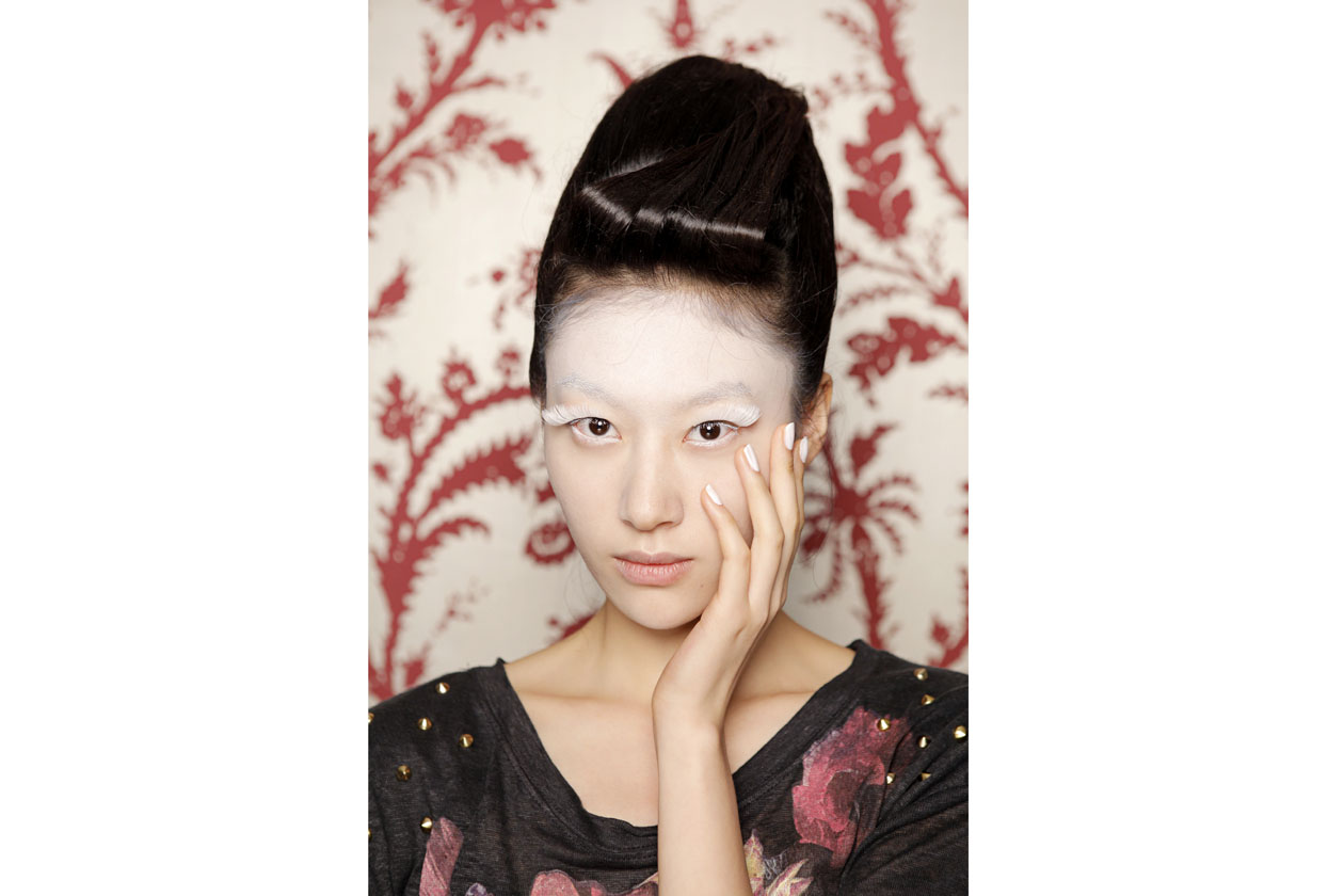 Liu Fiang colora di bianco unghia, fronte e ciglia extra size