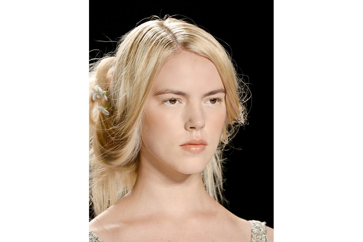 Nuance caramello per il make up della modella di Badgley Mischka