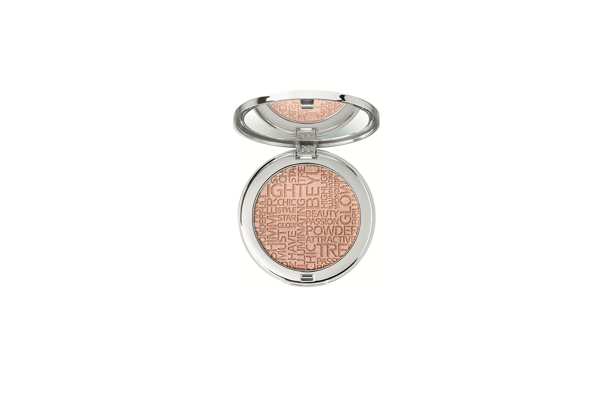 Piccole particelle glitterate regalano un effetto very glow: l’Illuminating Glow Higlighting Powder di Beyu emana riflessi sparkling ed è per tutti i tipi di pelle