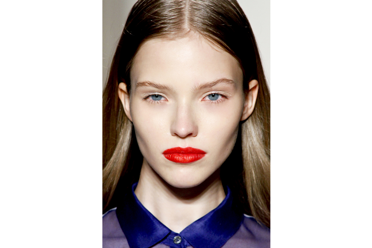 Un rosso vibrante colora le labbra della modella di Massimo Rebecchi
