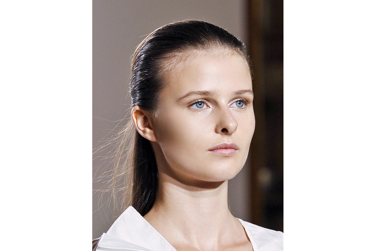 Una polvere chiara sugli occhi abbinata a un rossetto rosa per la modella di Nicole Fahri