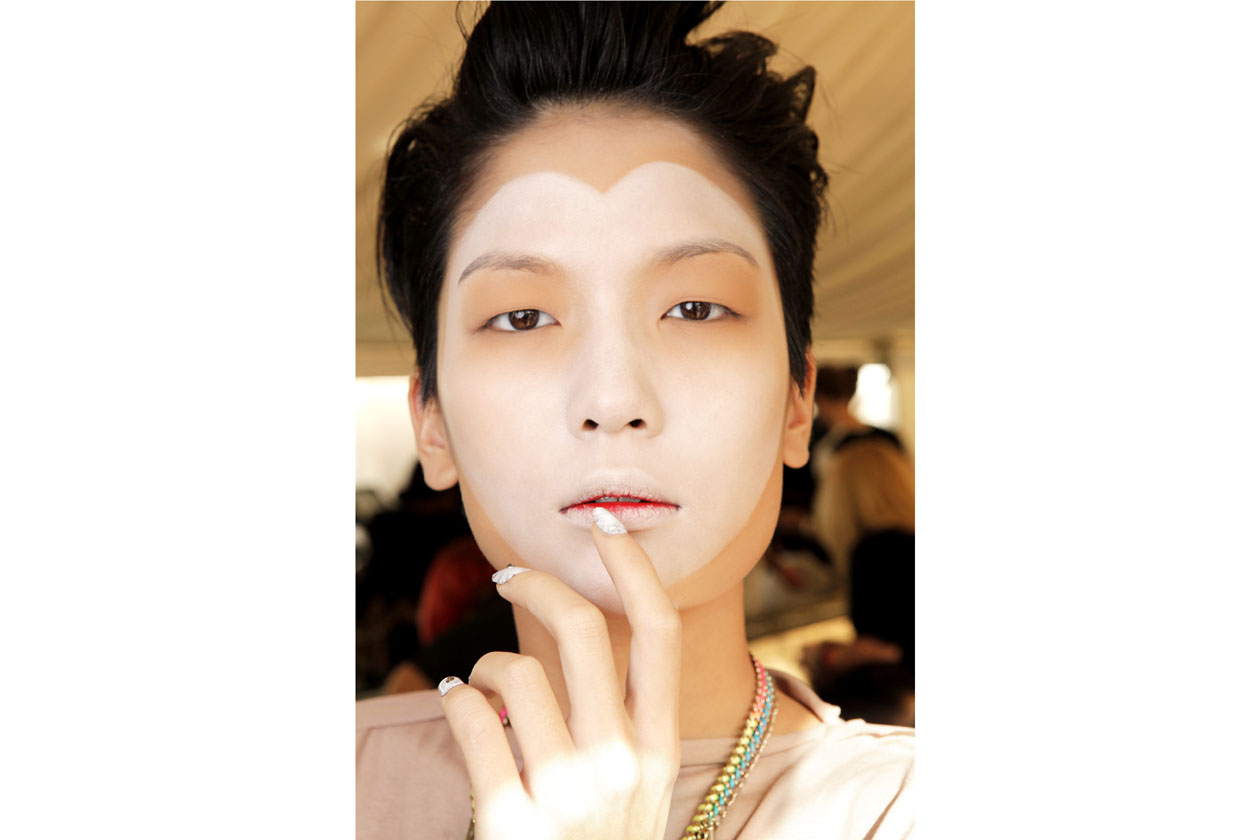 Vivienne Westwood Gold Label applica delle tips color ghiaccio sulle unghie delle modelle disegnando sul viso un cuore