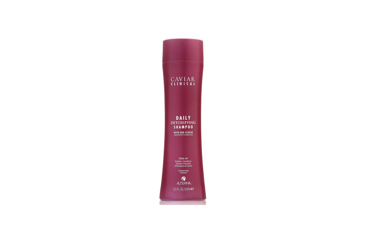 Il Caviar Clinical Daily Detoxifying Shampoo di Alterna è formulato con un complesso a base di trifoglio rosso