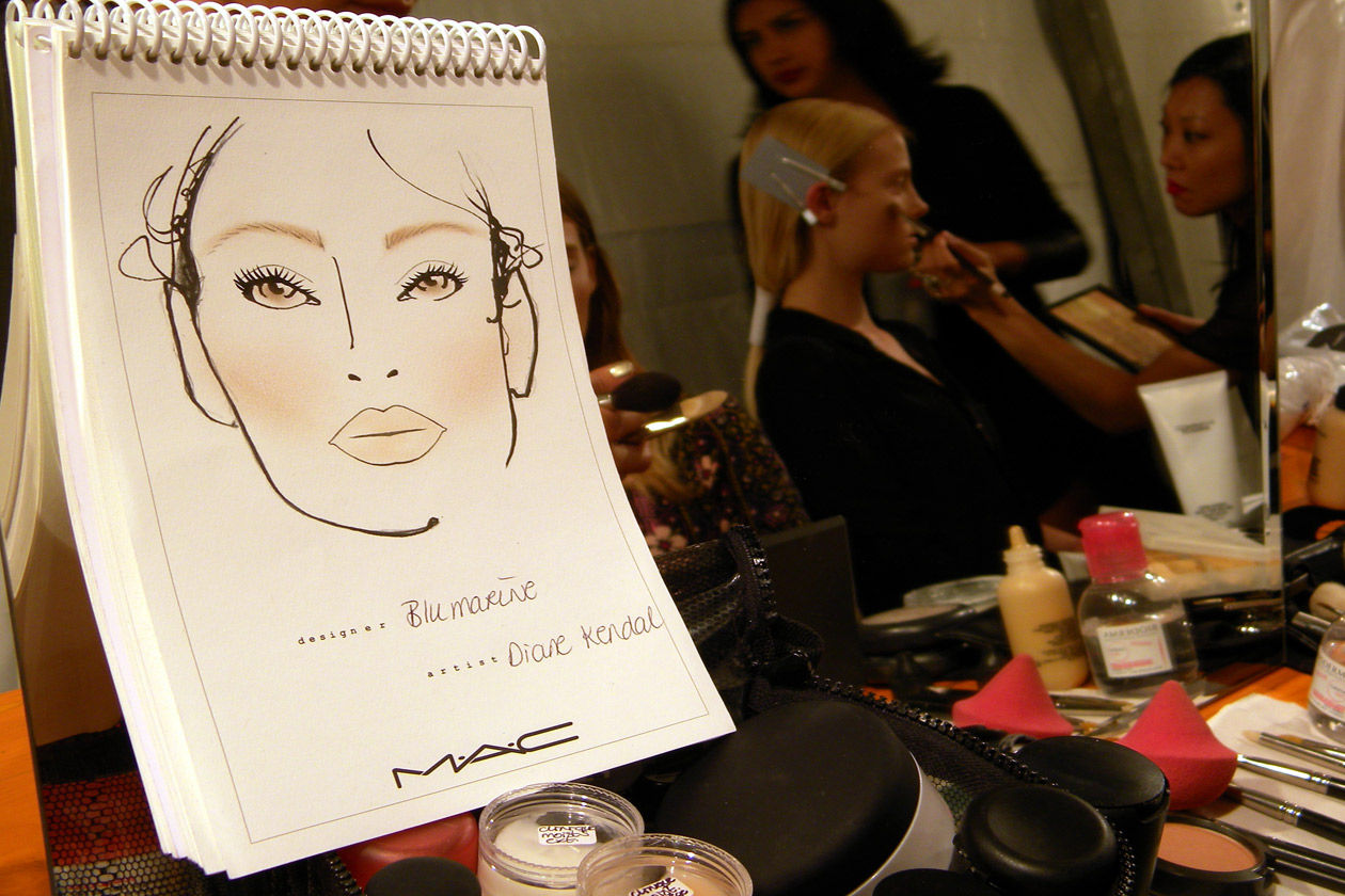 Il look firmato da Diane Kendal, Senior Artist MAC, mette la pelle in primo piano con un effetto glowing (Blumarine)