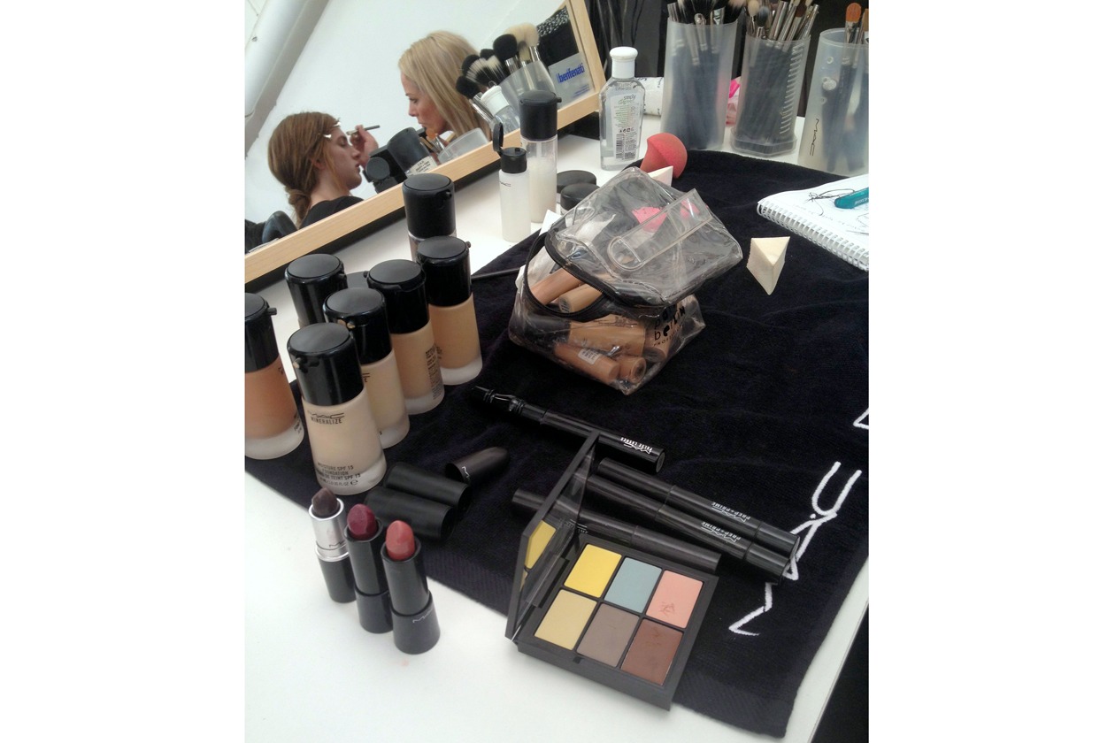 Le nuove palette di MAC nel backstage della sfilata di John Richmond