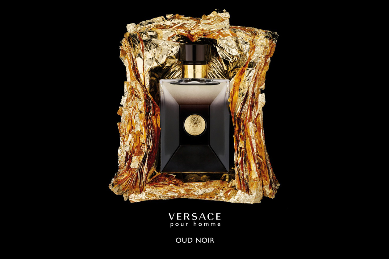 Versace Pour Homme Oud Noir è una fragranza maschile intensa dalle sfaccettature speziate e profondi sentori di cuoio