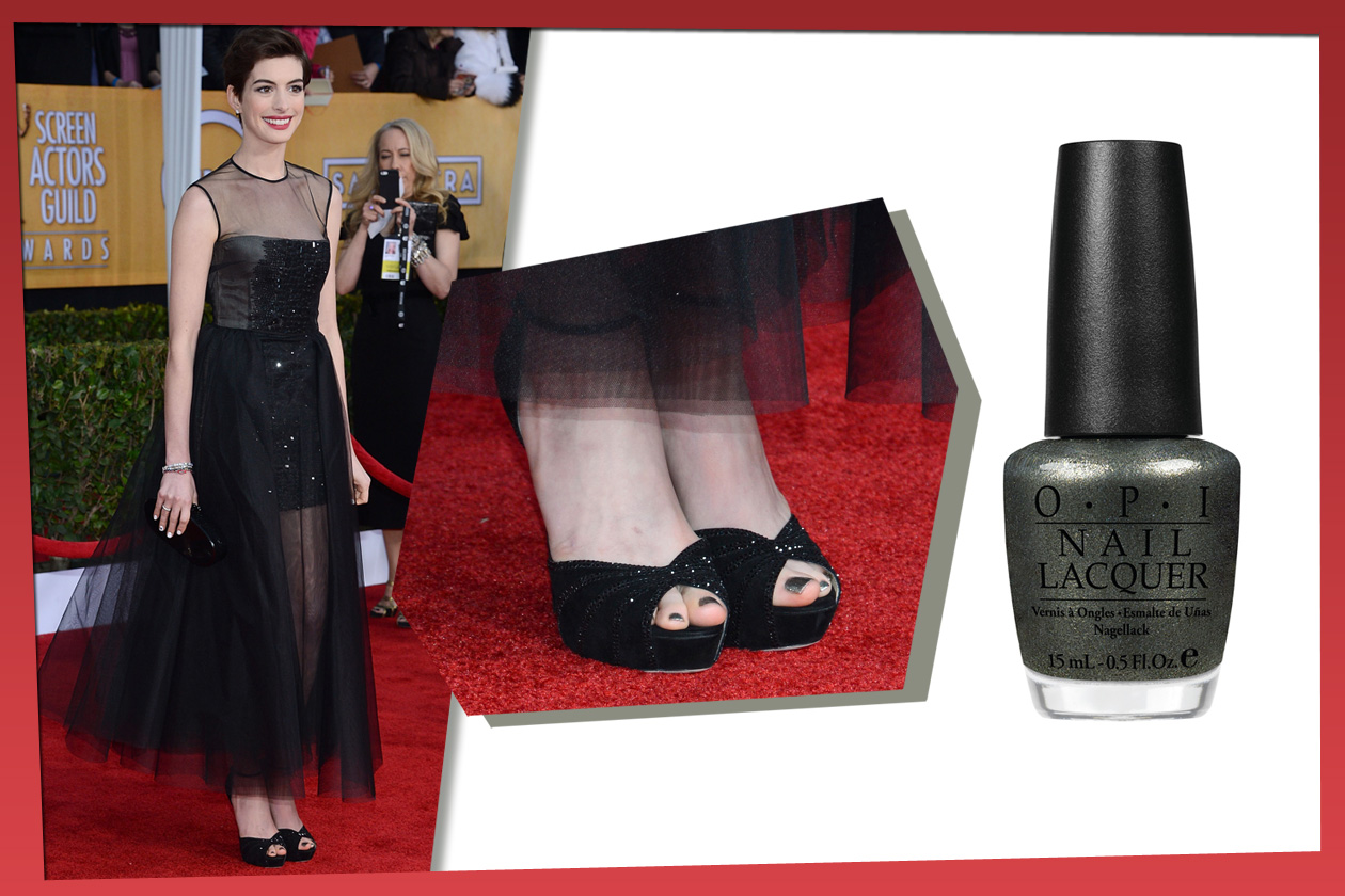 Colore di tendenza, il metal è a prova di flash. Bellissima la nuance scelta da Anne Hathaway (OPI)