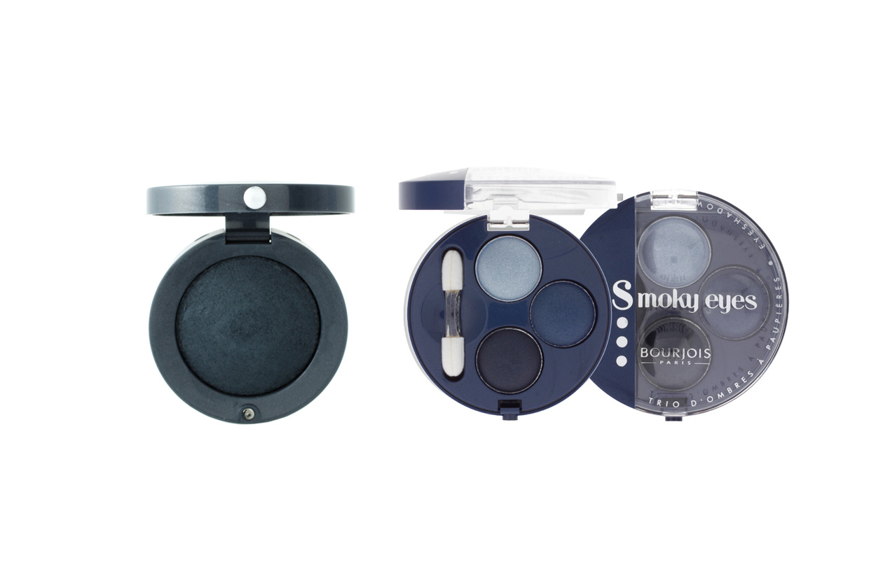 L’ombretto blu petrolio è ideale per le rosse brillanti, mentre lo Smokey Eyes Trio è nel beauty case delle more (Bourjouis)