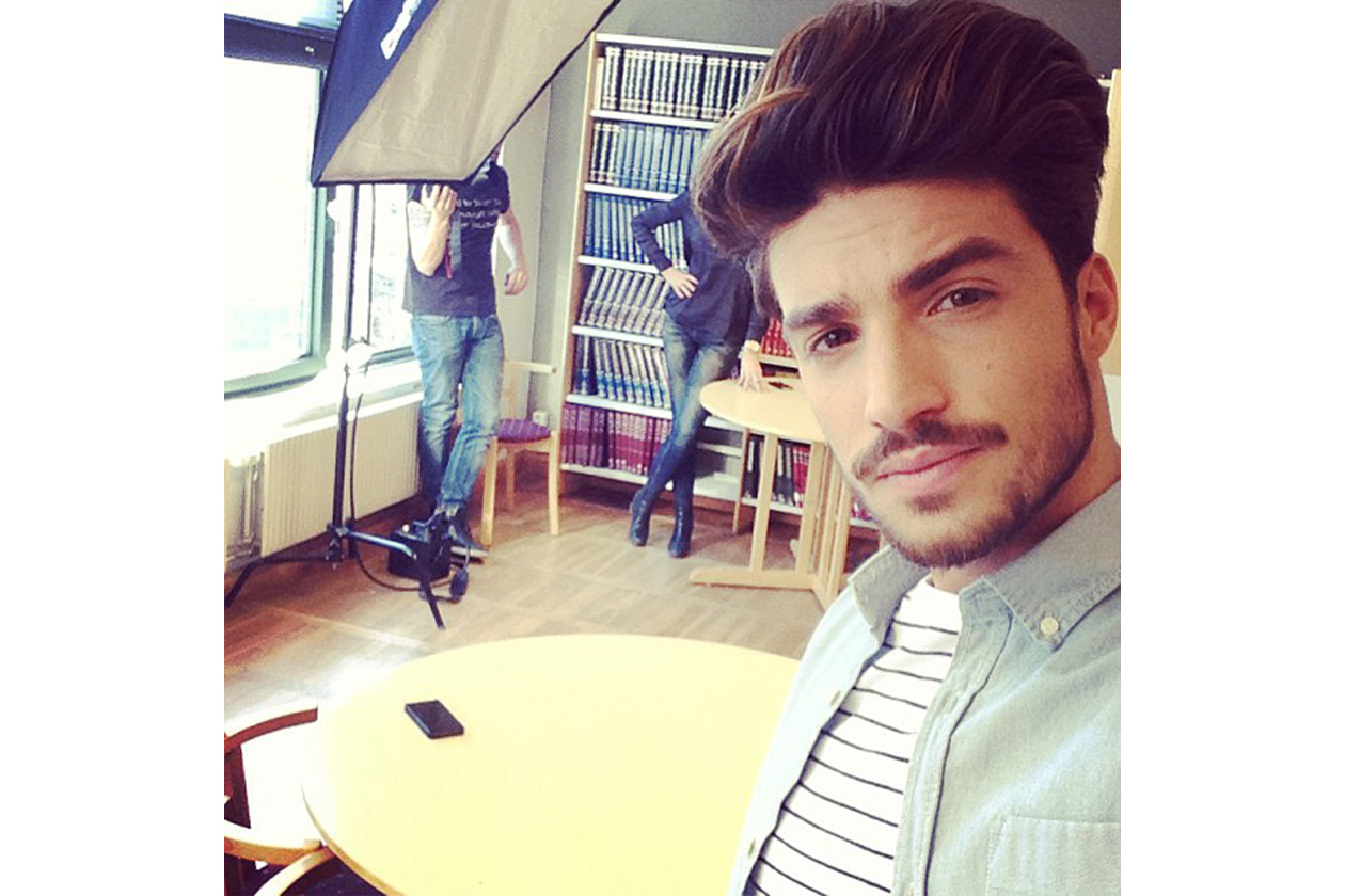 Mariano Di Vaio alle prese con un set fotografico