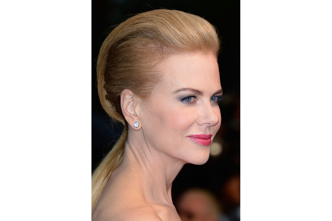 Nicole Kidman ha optato per ciuffo leggermente rockabilly ma scolpito per creare un movimento molto ordinato