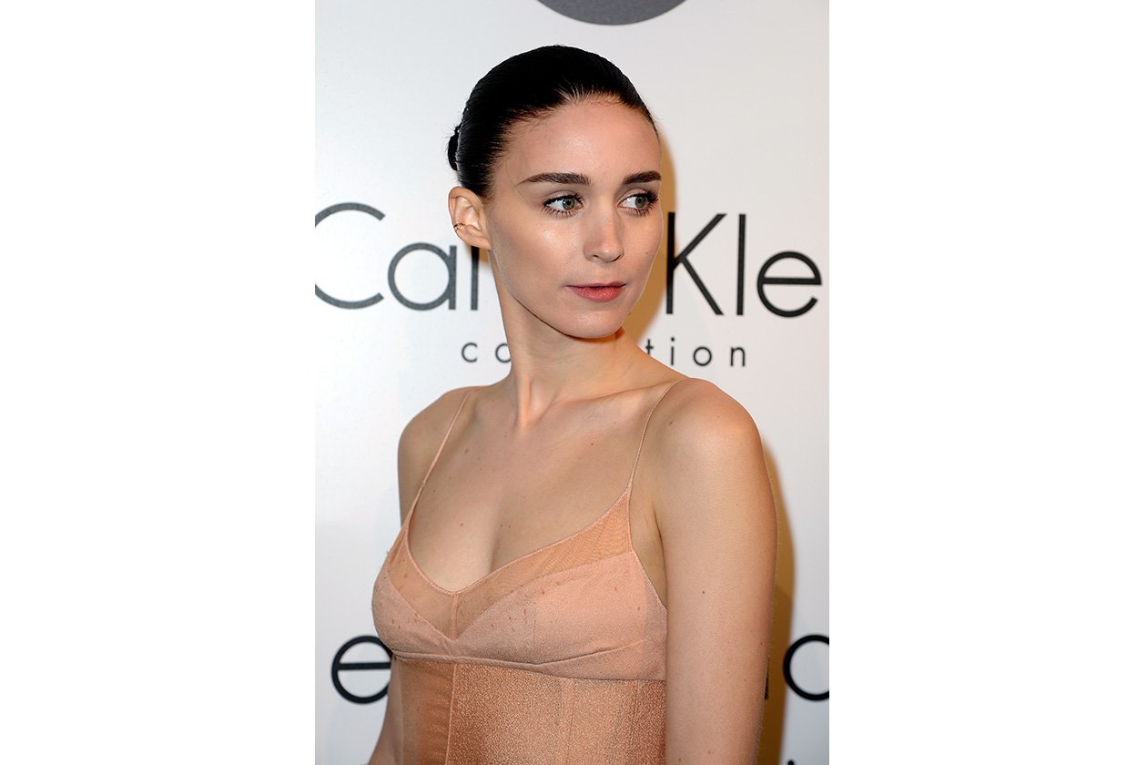 Obiettivo: capello in ordine per tutta la giornata. Ci prova Rooney Mara con un classico chignon