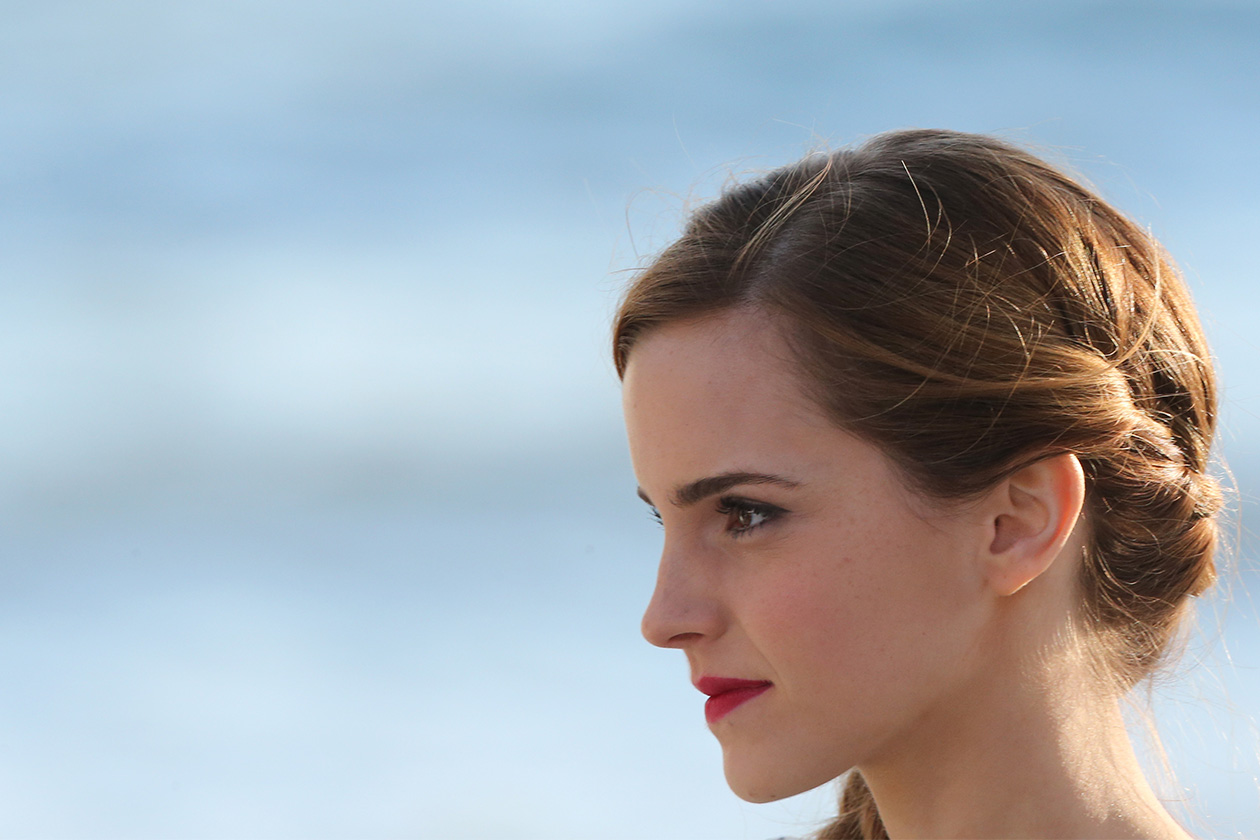 Trecce di lato e capelli raccolti per Emma Watson