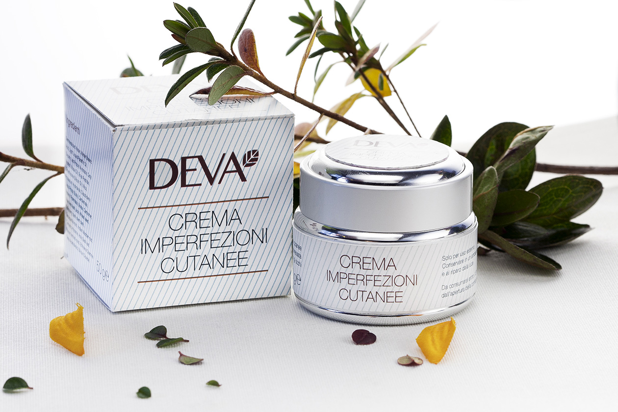 Una crema per tutto il giorno pensata per chi soffre di eczemi, pruriti, rossori e pelle secca: è la Crema imperfezioni cutanee di Deva Ayurveda