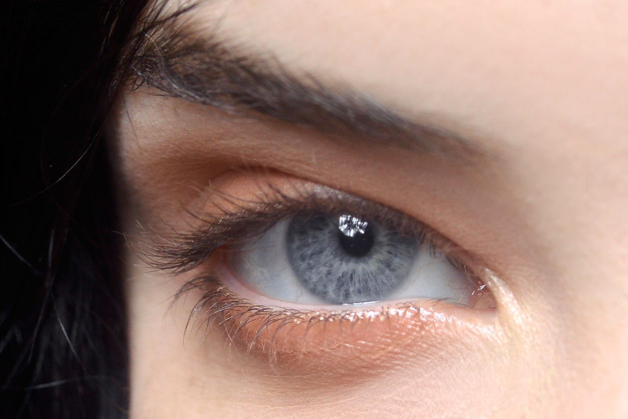 Focus on eyes: polveri pesca e dorate per un finish super luminoso (dal backstage di Theyskens Theo primavera/estate 2013)