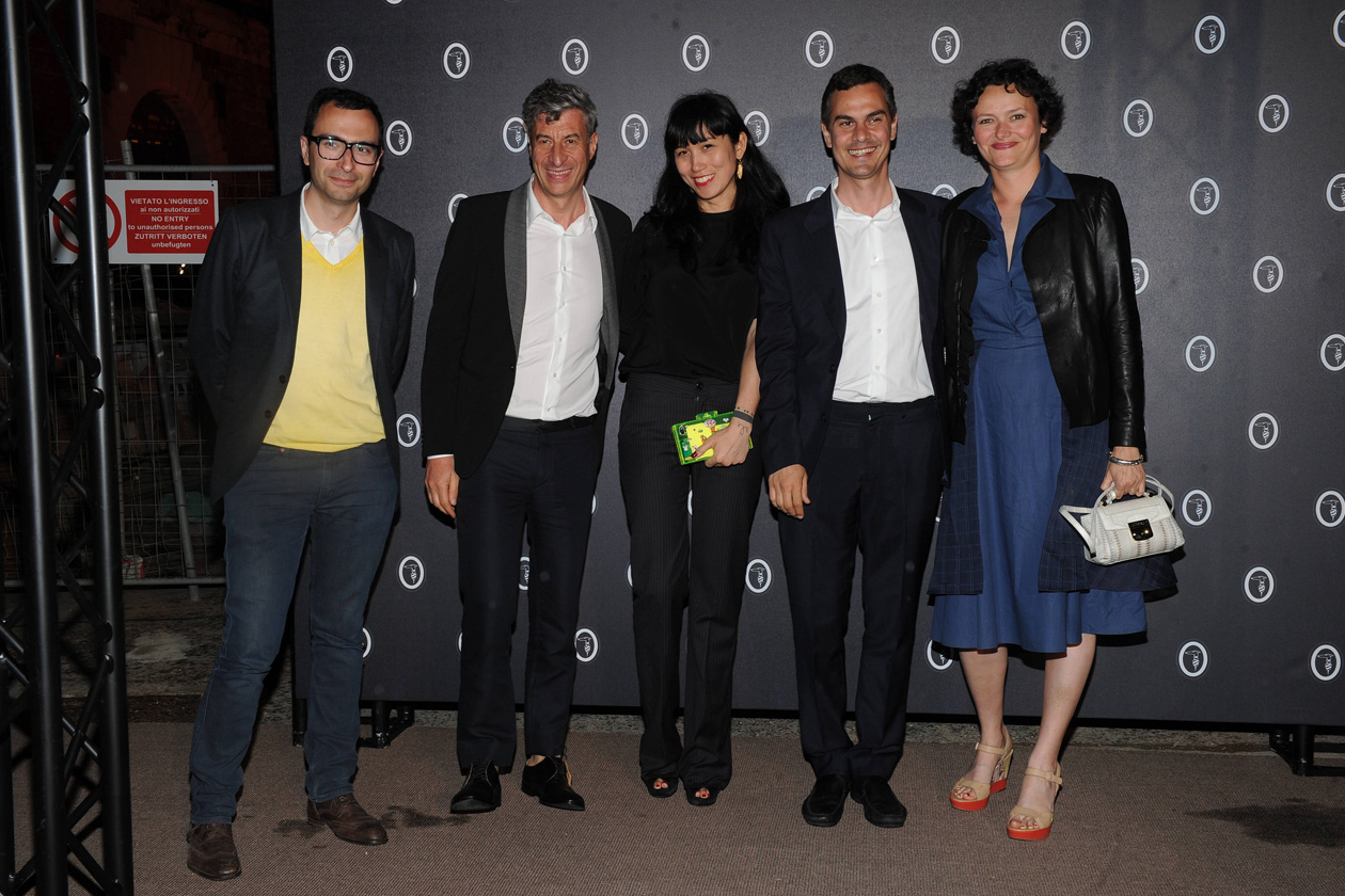 Francesco Manacorda, Maurizio Cattelan, XXX, Massimiliano Gioni e Cecilia Alemani (in total look Trussardi con una mini Lucinda special edition)