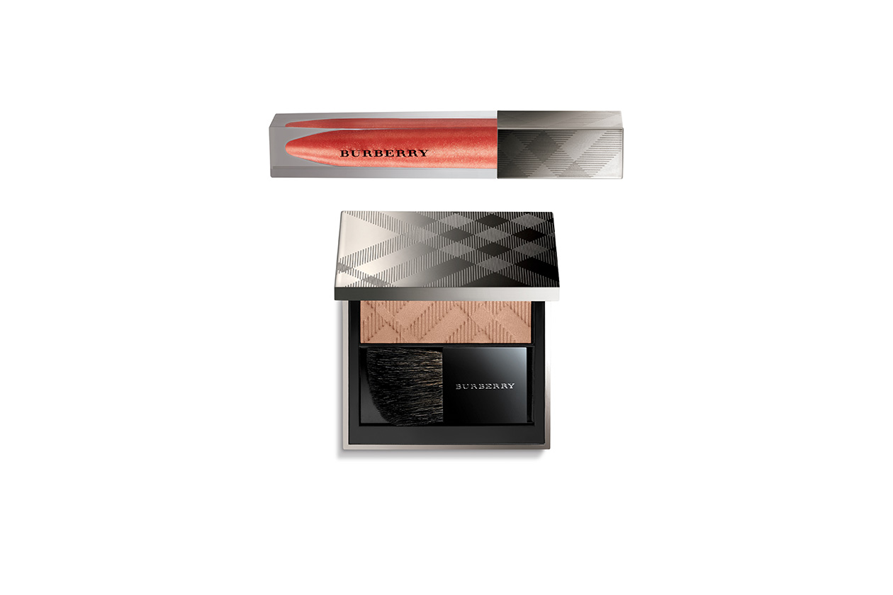 Il Lip Glow Coral no 22 e il Light Glow Earthy Blush no. 07 di Burberry Beauty sono perfetti per un look sui toni caldi