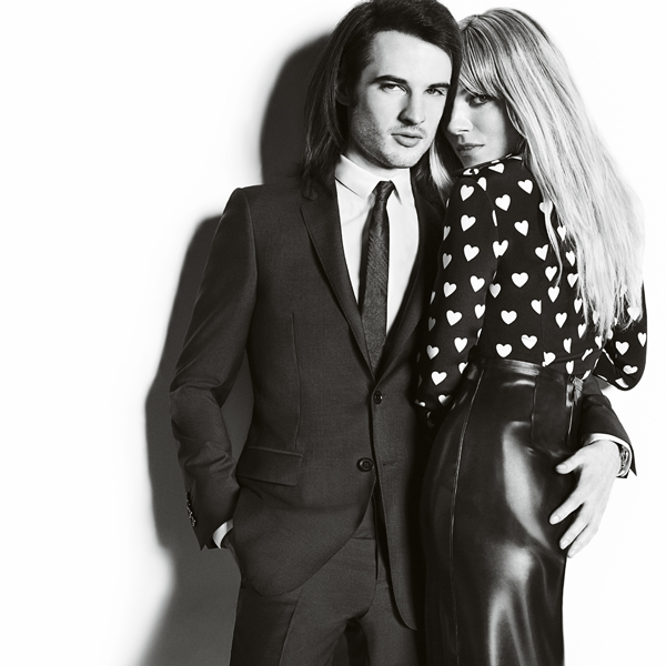 Burberry presenta la campagna Trench Kisses