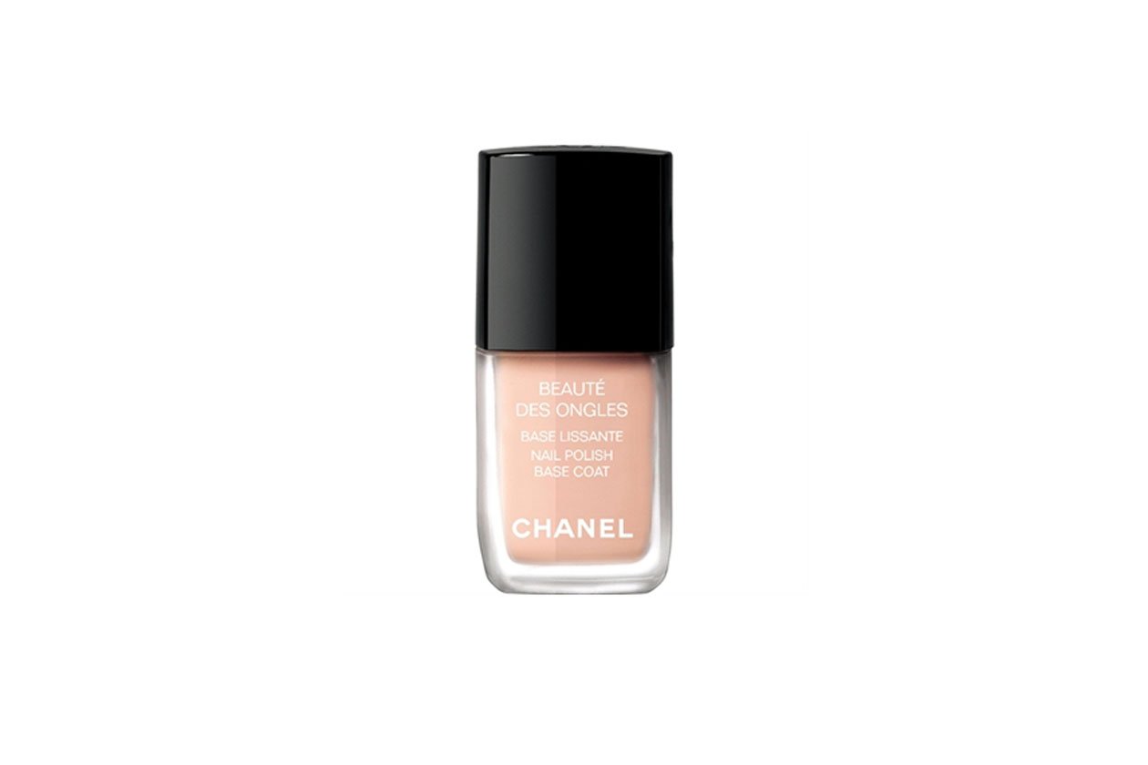 «La base smalto di Chanel: un dettaglio fondamentale che porto sempre in borsa»