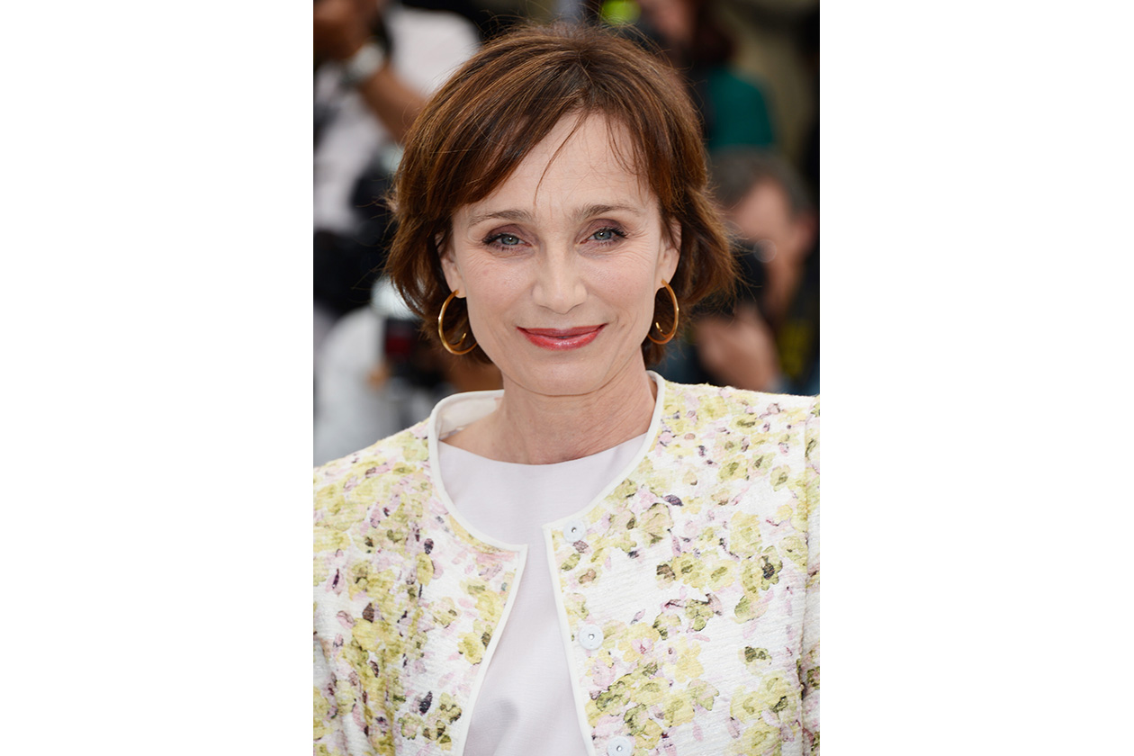 Caschetto corto e ordinato, infine, anche per l’attrice Kristin Scott Thomas: un’ottima soluzione per ogni viso