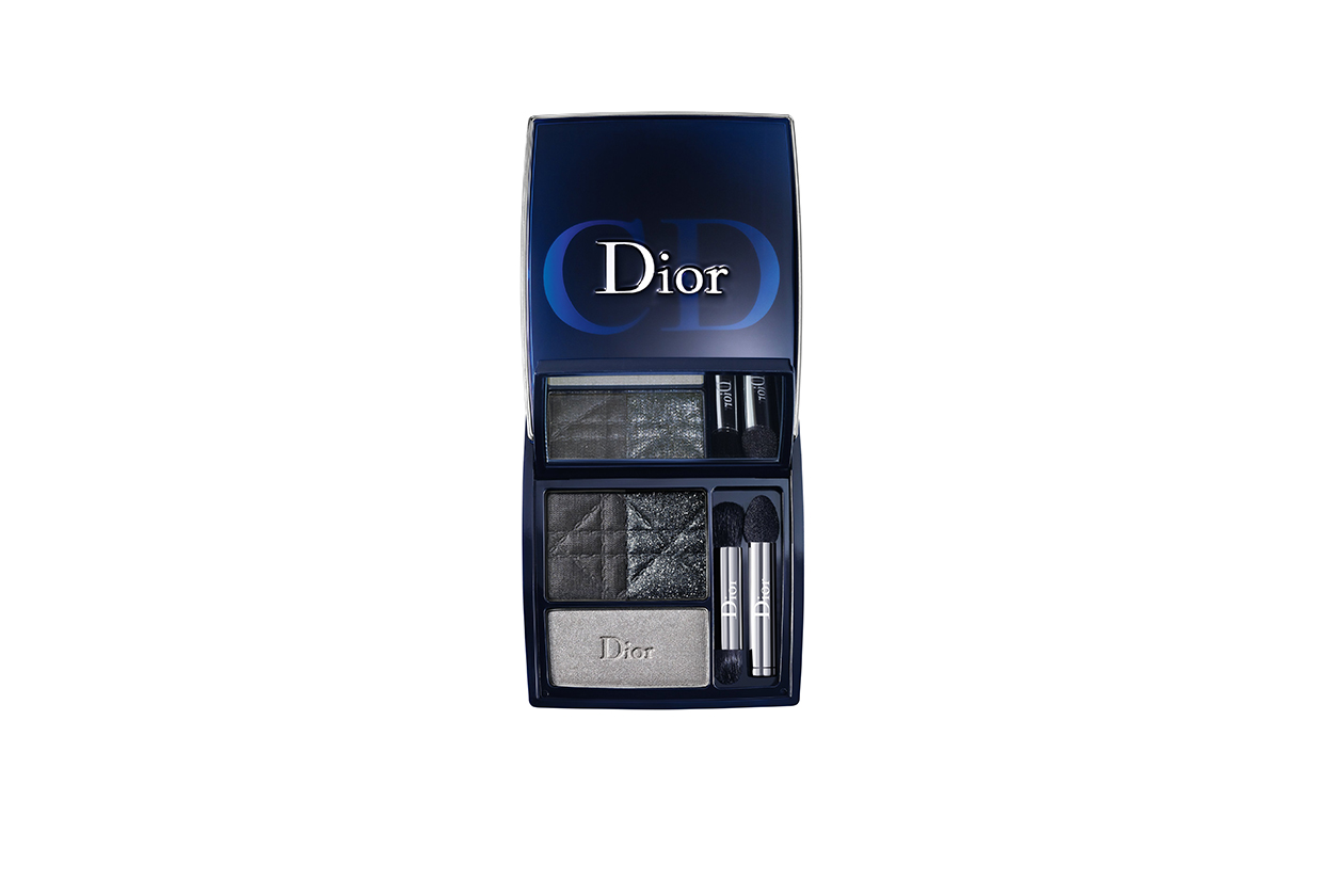 Per replicare lo smokey di Poppy basta mixare le polveri del 3 Couleurs Smoky 091 Smoky Black di Dior