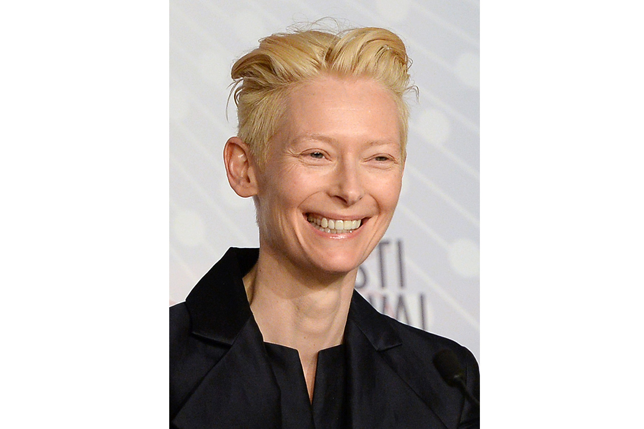 A Tilda Swinton va il merito di aver conferito eleganza e glamour al taglio corto arricchito da ciuffi extra volume