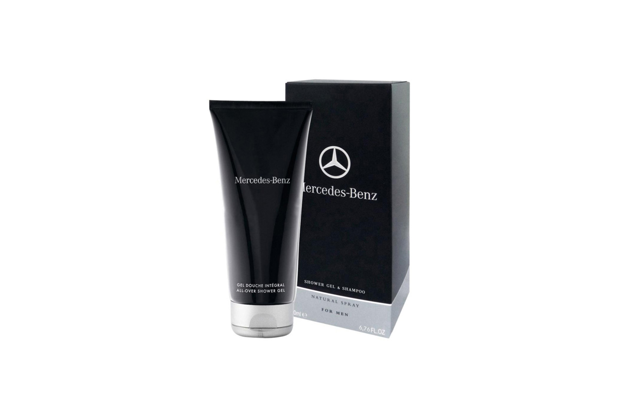 DETERSIONE DUE IN UNO: dalla profumazione energica il Mercedes-Benz Shower Gel & Shampoo è ideale sia al mare sia in montagna