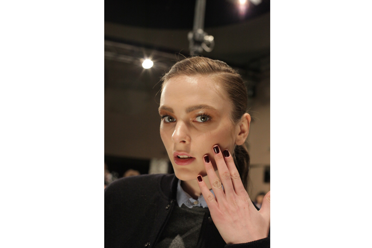 10. Il gioco degli equilibri make up sui toni chiari e mani con lacche decise DSquared2jpg