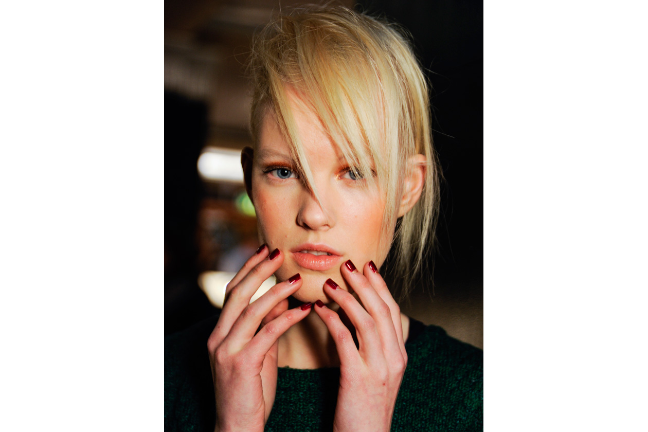 BORDEAUX, IL COLORE DELL’AUTUNNO: un colore che non può mancare nel beauty di questo autunno (Clements Ribeiro)