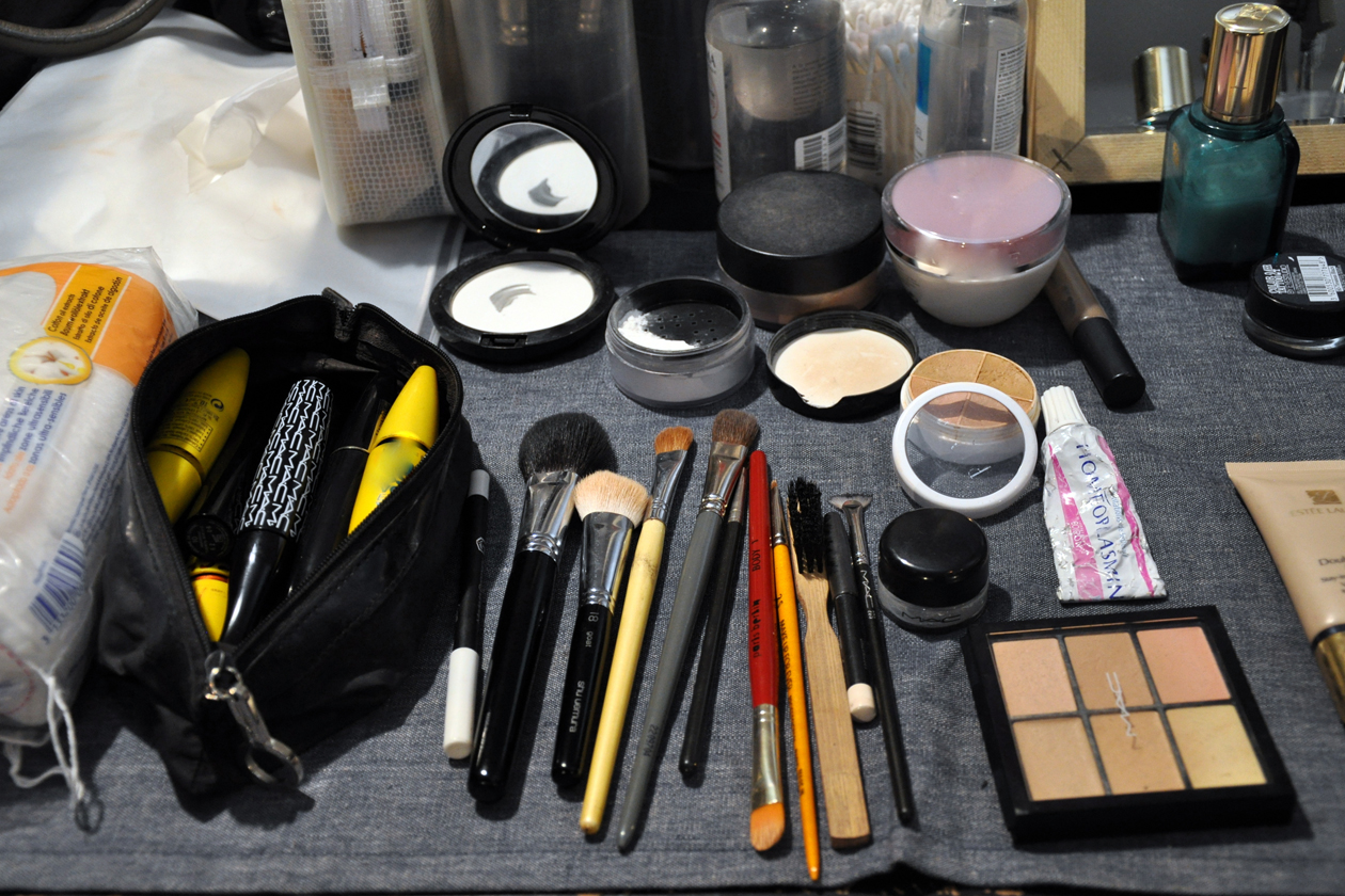 Concealer, mascara, pennelli per il viso, ciprie: tutto il nécessaire per un make up a prova di sfilata