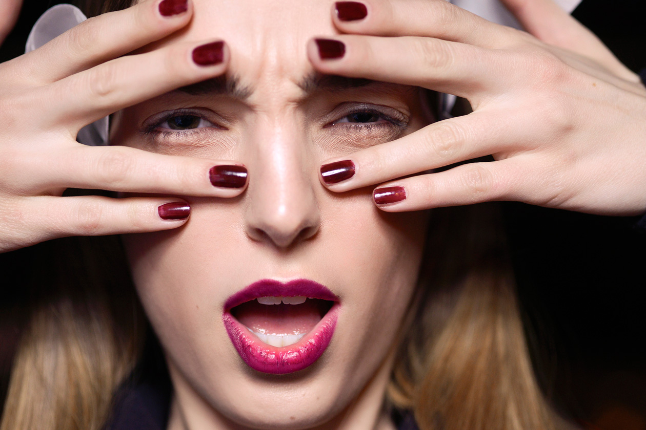 Gioco di contrasti labbra e smalto (Byblos)