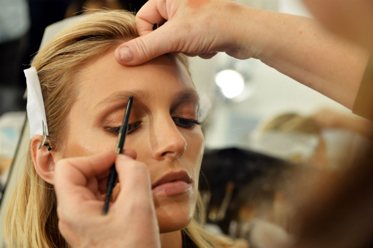 Il make up, affidato alla make up artist Pat Mc Grath, punta tutto sullo sguardo con polveri che riprendono i colori della terra