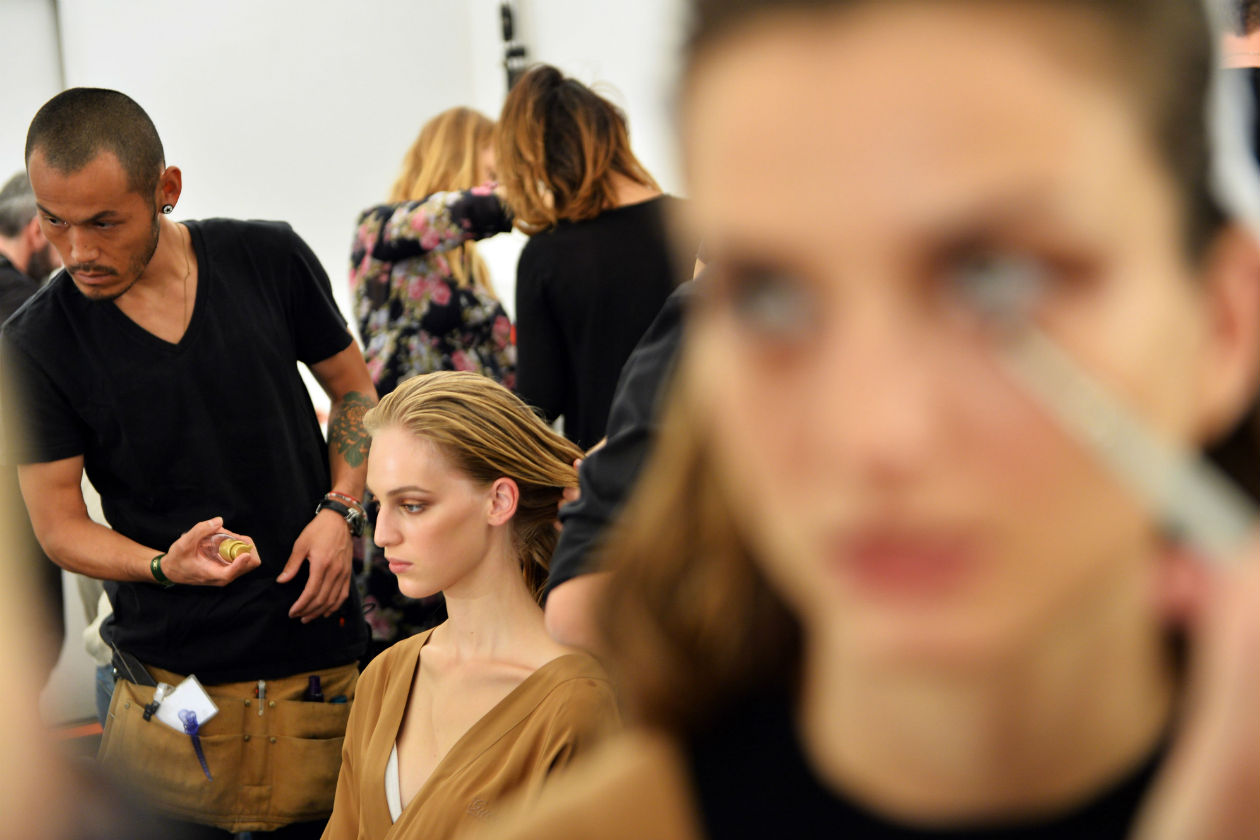 Modelle alla prova trucco nel backstage di Gucci