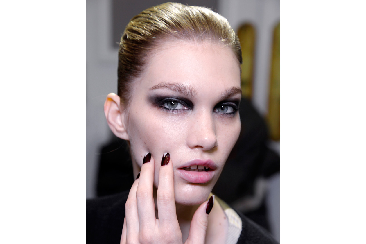 Nail art geometrica per Roland Mouret
