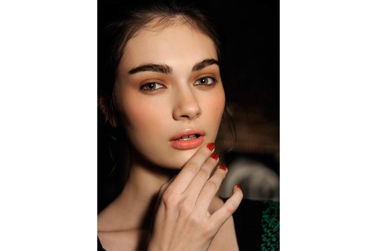 Sass & Bide scelgono una base rossa con un top coat nero dall’effetto crackle