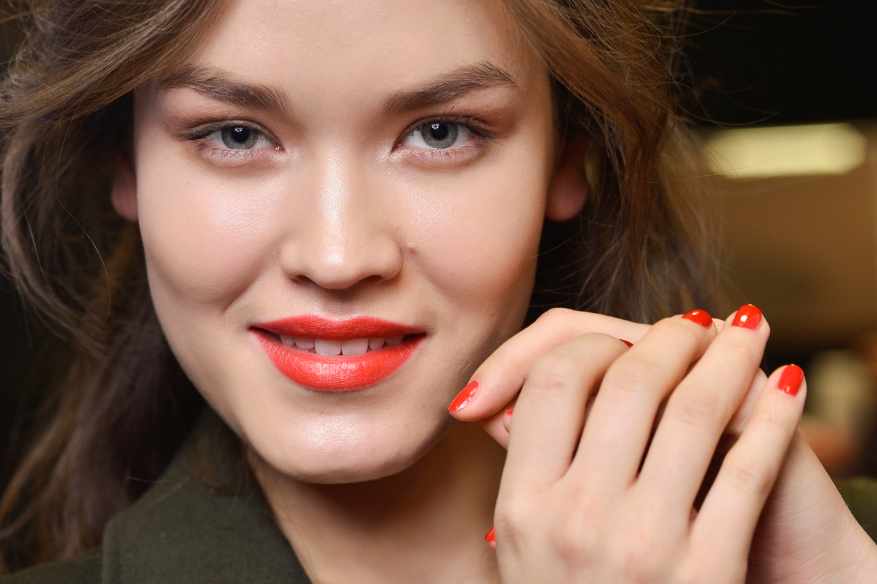 Smalto abbinato a rossetto: il rosso sui toni dell’arancio conquista il suo spazio anche sulla passerella invernale di Roccobarocco