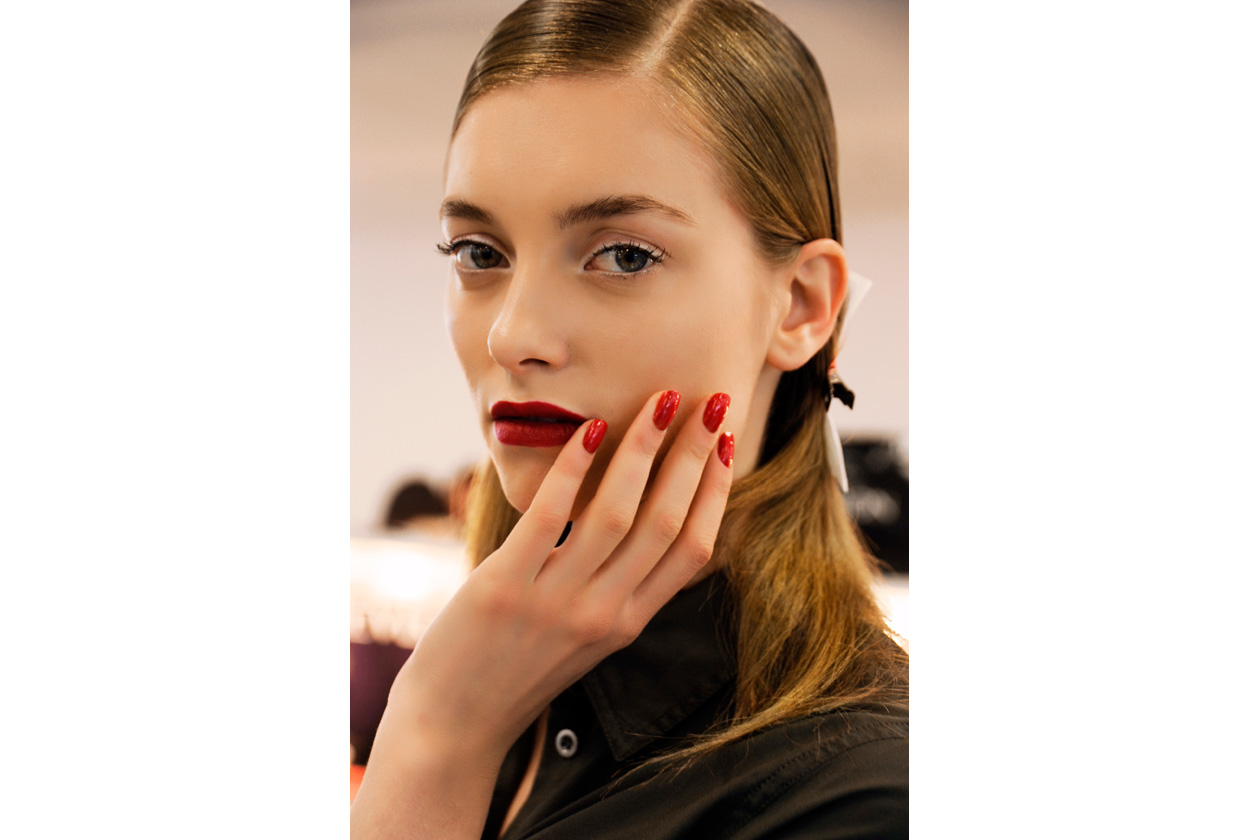 Smalto effetto specchio sulle unghie della modella di Antonio Berardi