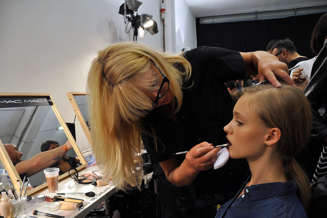 Val Garland al lavoro nel backstage di MSGM