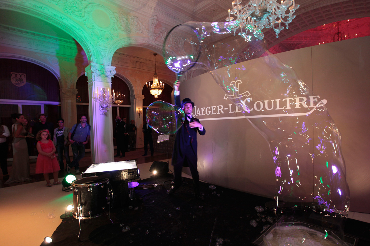 Venice Film Festival 2013 Soap bubble magician Michele Cafaggi at party Jaeger LeCoultre for Emergency It’s time to help Sierra Leone ph. pessina (7)