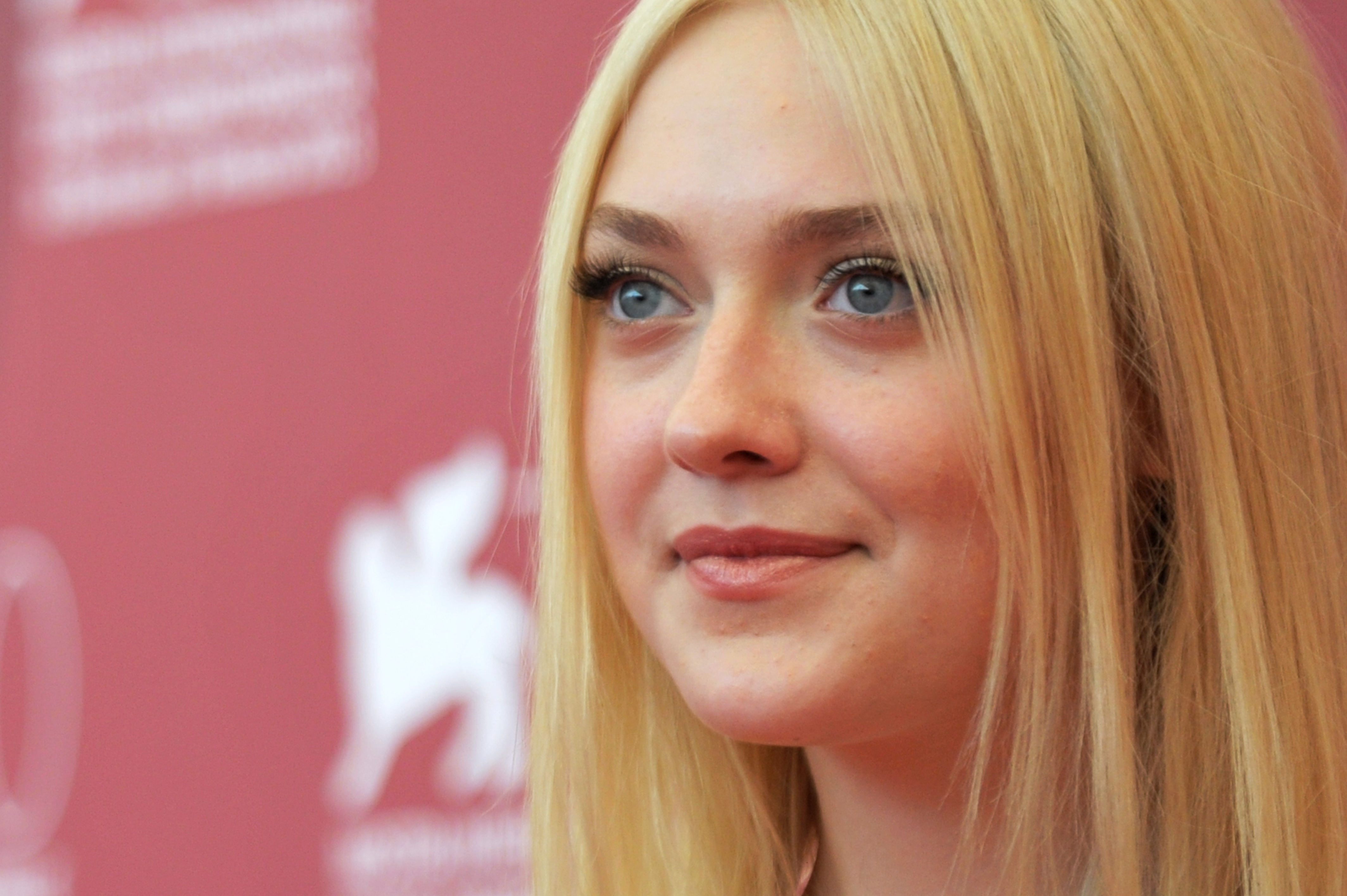 Nuance naturali e labbra glossate di rosa dorato anche per Dakota Fanning