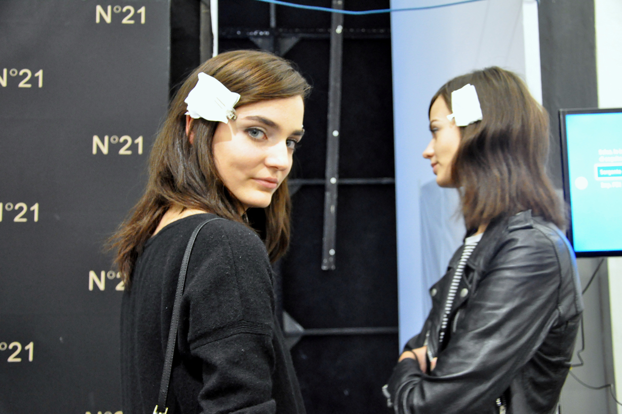 Le modelle Zuzanna Bijioch e Marta Dyks alla prova trucco nel backstage di N.21