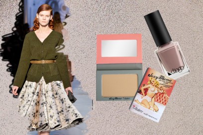 LA FEMMINILITÀ DISCRETA: femminile e non eccessivo il look di Rochas. Il trucco si adegua con tinte tenui (The Balm – Diego Dalla Palma)