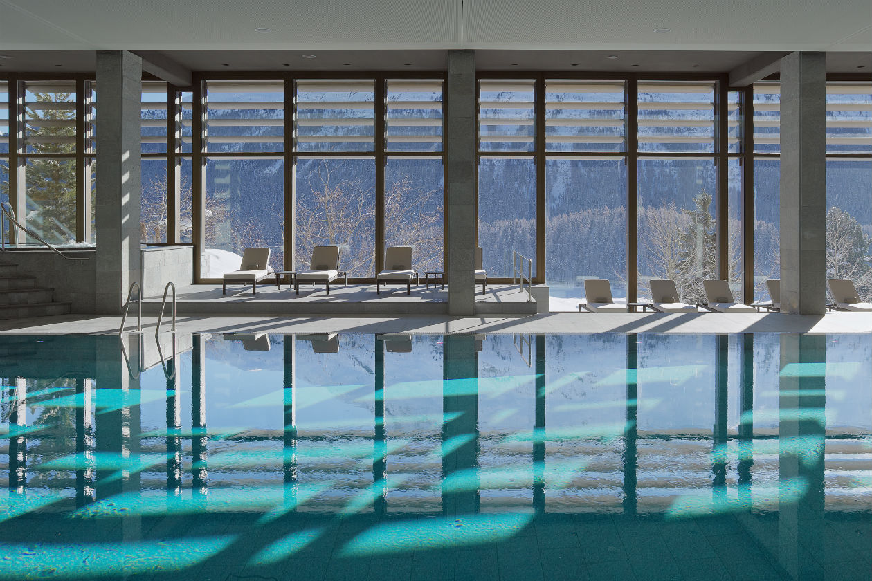 La piscina coperta della Spa del Kulm Hotel St.Morit ha musica subacquea